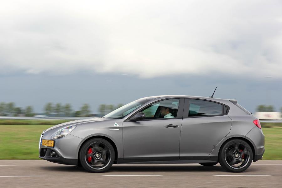  Alfa Romeo Giulietta Quadrifoglio Verde Launch Edition (940) 2014 года  (фото 4 из 17)